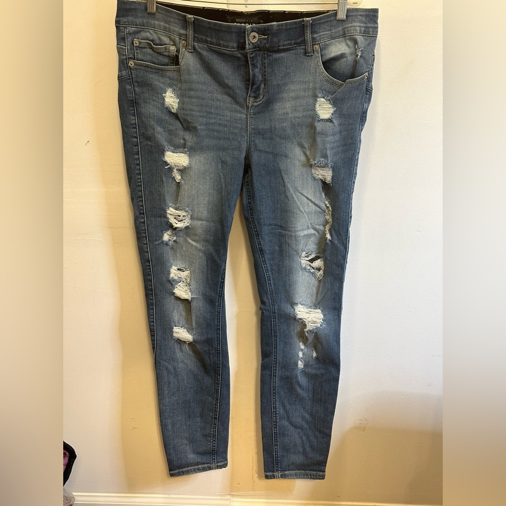 EUC Torrid Bombshell Skinny Premium Stretch High-Rise Destructed Jean - Size 18R